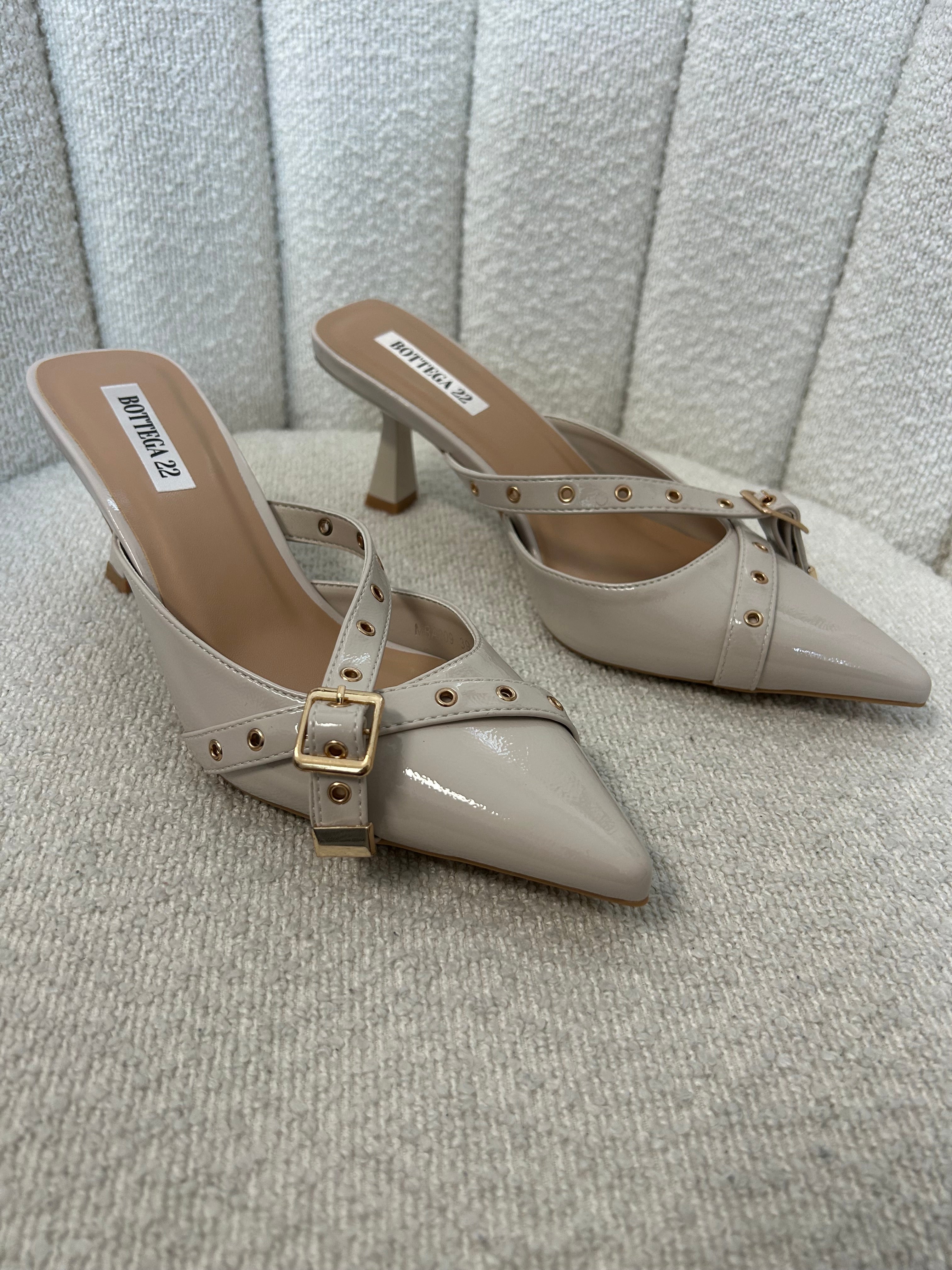 Mules Nude
