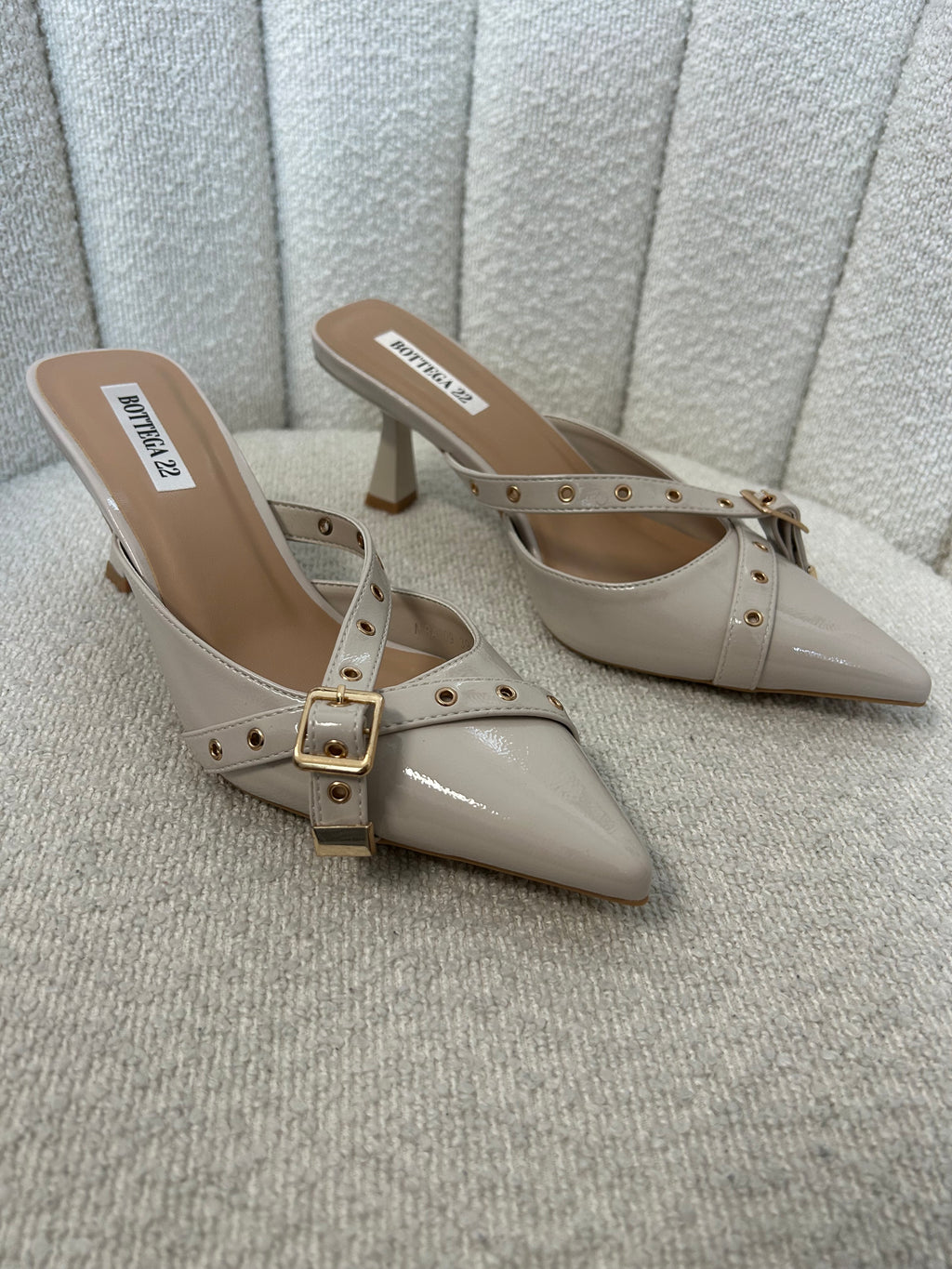 Mules Nude