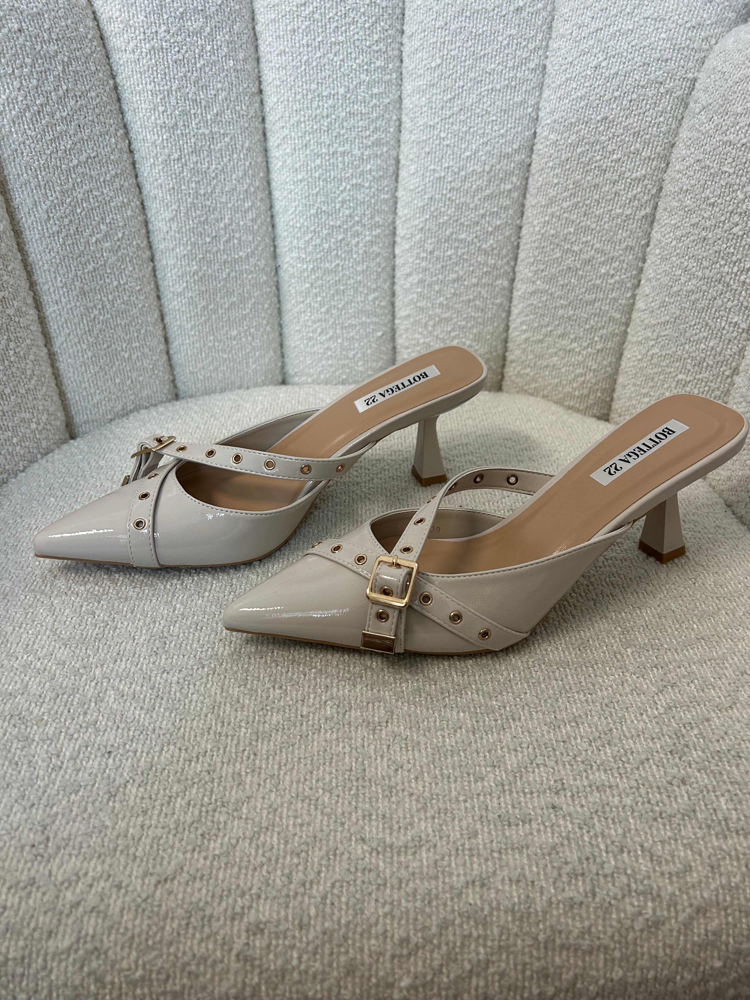 Mules Nude