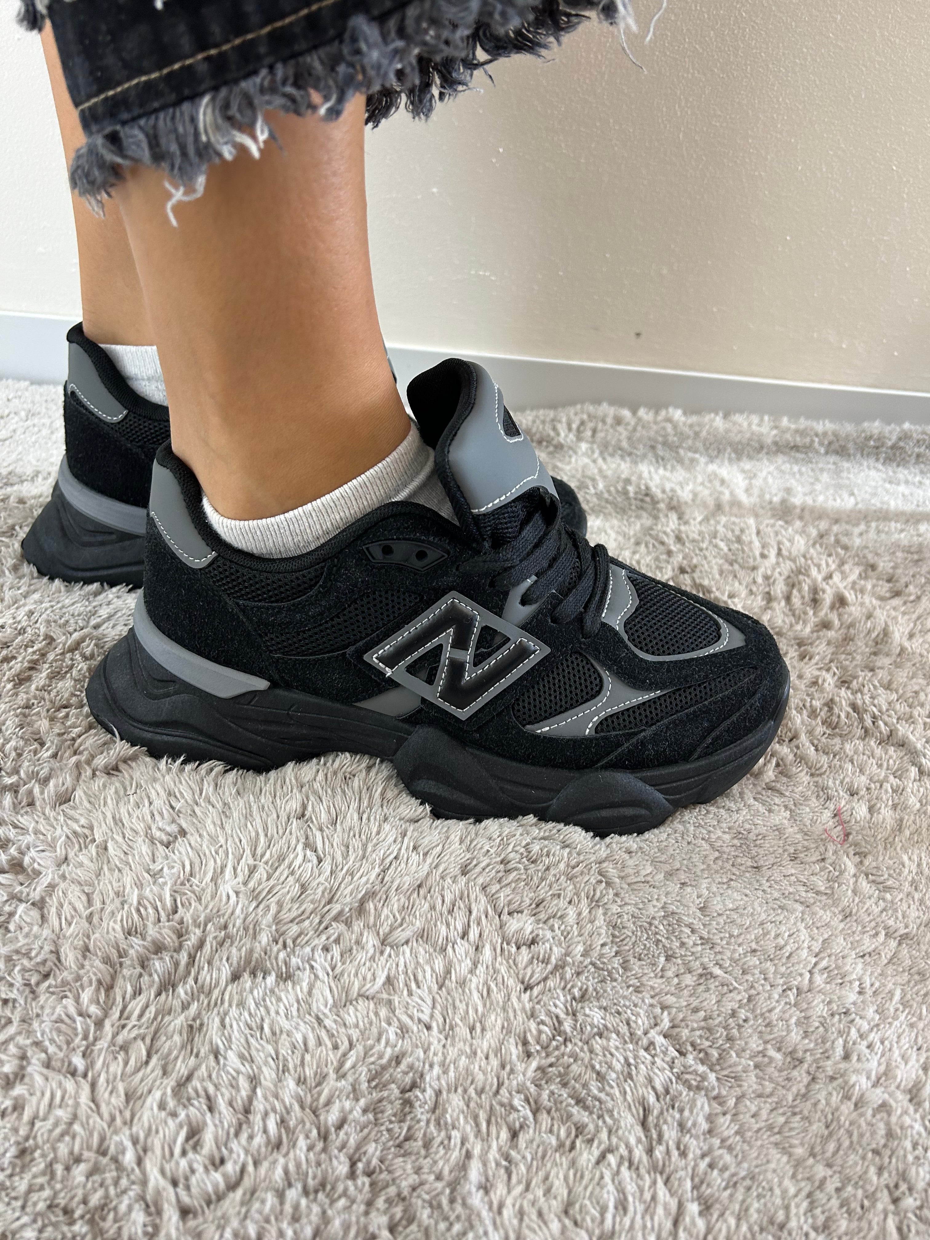 Sneakers N Black
