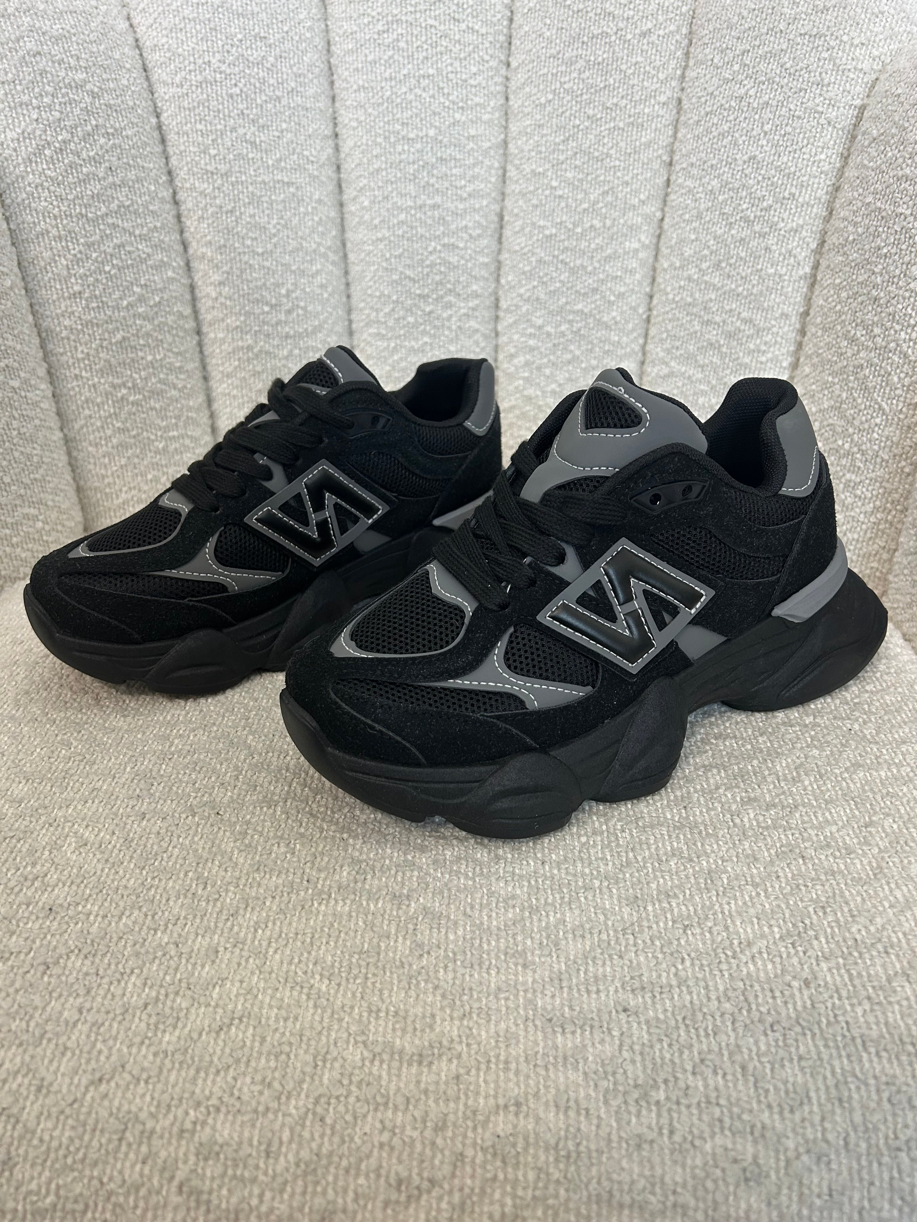 Sneakers N Black